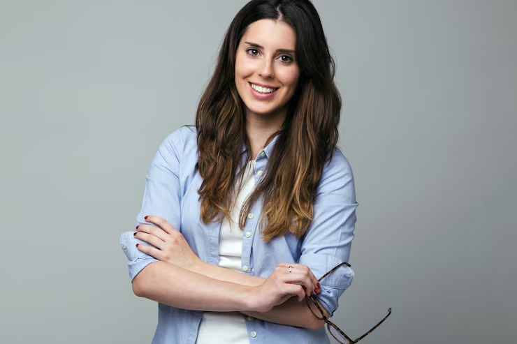 imgi_46_beautiful-young-woman-looking-camera_1301-3387